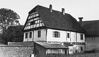 Ehem. Wirtschaftsgebäude bzw. Kanzlei des Oberamtmannes im ehem. Zisterzienserinnen-Reichsstift Gutenzell; Ansicht Nord-West (um 1969) / Ehem. Kanlzei des Oberamtmannes in 88484 Gutenzell-Hürbel (24 824 - Landesdenkmalamt Ba-Wü, Außenstelle Tübingen; Bildindex Foto Marburg ) Ehem. Wirtschaftsgebäude bzw. Kanzlei des Oberamtmannes im ehem. Zisterzienserinnen-Reichsstift Gutenzell; Ansicht Nord-West (um 1969) / Ehem. Kanlzei des Oberamtmannes in 88484 Gutenzell-Hürbel (24 824 - Landesdenkmalamt Ba-Wü, Außenstelle Tübingen; Bildindex Foto Marburg )