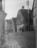 Übereckansicht von Südosten (um 1970/1985) / Altes Rathaus; Ortschaftsverwaltung in 71334 Beinstein (Bildindex: LAD Baden-Württemberg, Stuttgart, Aufnahme-Nr. ladbw-22251-9x12;; Repro)