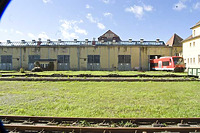Bahnbetriebswerk, Schomhalle von Osten (ehemalige Lokomitivewerkstatt von 1912). / Schomhalle und Schiebebühne in 72072 Tübingen (25.09.2012 - Michael Hermann)
