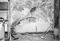 Scheitel eines rundbogigen Türgewändes aus Sandstein, mit Buckequadern gefasst (1. OG, Raum 1.02) (2012) / Wohn- und Geschäftshaus in 88709  Meersburg (S. Uhl, 2012)