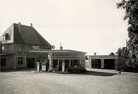 Historisches Foto der Tankstelle Klingler, vermutlich 1960er Jahre. Im Hintergrund befindet sich die 1954 errichtete Wasch- und Pflegehalle und das Werkstattgebäude aus dem Vorkriegsbestand. / Tankstelle in 88045 Friedrichshafen (07.03.2012 - Bauordnungsamt / Untere Denkmalschutzbehörde der Stadt Friedrichshafen) Historisches Foto der Tankstelle Klingler, vermutlich 1960er Jahre. Im Hintergrund befindet sich die 1954 errichtete Wasch- und Pflegehalle und das Werkstattgebäude aus dem Vorkriegsbestand. / Tankstelle in 88045 Friedrichshafen (07.03.2012 - Bauordnungsamt / Untere Denkmalschutzbehörde der Stadt Friedrichshafen)
