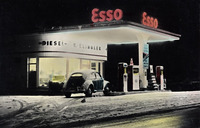 Historisches Foto der Tankstelle Klingler, vermutlich 1960er Jahre. Hervorzuheben ist hier die Farbgestaltung in einheitlich hellem Grundton mit roten Akzentuierungen in Form von umlaufenden Streifen am Vordach und am Verkaufsraum sowie roter Sockelzone. / Tankstelle in 88045 Friedrichshafen (07.03.2012 - Bauordnungsamt / Untere Denkmalschutzbehörde der Stadt Friedrichshafen) Historisches Foto der Tankstelle Klingler, vermutlich 1960er Jahre. Hervorzuheben ist hier die Farbgestaltung in einheitlich hellem Grundton mit roten Akzentuierungen in Form von umlaufenden Streifen am Vordach und am Verkaufsraum sowie roter Sockelzone. / Tankstelle in 88045 Friedrichshafen (07.03.2012 - Bauordnungsamt / Untere Denkmalschutzbehörde der Stadt Friedrichshafen)