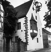 Steinerne Bau (1961) / Ehemalige kurmainzische Kellerei in 74722 Buchen, Buchen (Odenwald) (Bildindex Foto Marburg: Groth-Schmachtenberger, Erika; Aufnahme-Nr. B 14.861/1; Microfiche-Scan mi09359c01)