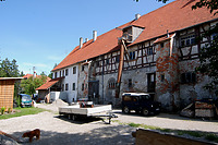 Rückseite Wohn- und Wirtschaftsgebäude (Nordseite), mit Mittelbau und späterem Anbau nach Osten / Gutshof Treherz in 88319 Treherz (18.07.2012 - A. Kuch) Rückseite Wohn- und Wirtschaftsgebäude (Nordseite), mit Mittelbau und späterem Anbau nach Osten / Gutshof Treherz in 88319 Treherz (18.07.2012 - A. Kuch)