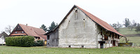 Ansicht Sachgesamtheit von Südwesten. Vordergrund: Stallscheuer von 1859 / Abgegangenes Wohngebäude/ Schildwirtschaft "Zum Hirschen" (Sachgesamtheit Rebenweg 22) in 88079 Kressbronn, Betznau (12.03.2013 - K. Uetz)