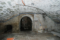 Gewölbekeller, südöstliche Stirnwand (Umfassungswände aus gewachsenem Felsen, Gewölbe aus Haustein) / Bürgerhaus in 88662 Überlingen (05.05.2011 - A. Kuch)