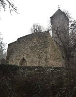 Teilstück der Einfriedungsmauer rund Um die Ottilienkapelle. Im Hintergrund die Überreste des Langhauses und der Turm der Kapelle. / Einfriedungsmauer der Ottilienkapelle in 75031 Eppingen, Ottilienberg (13.02.2014 - strebewerk. Riegler Läpple, Partnerschaft Diplom-Ingenieure) Teilstück der Einfriedungsmauer rund Um die Ottilienkapelle. Im Hintergrund die Überreste des Langhauses und der Turm der Kapelle. / Einfriedungsmauer der Ottilienkapelle in 75031 Eppingen, Ottilienberg (13.02.2014 - strebewerk. Riegler Läpple, Partnerschaft Diplom-Ingenieure)