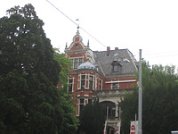 Blick auf die Villa mit Schweifgiebel, Erker, Terasse und Anbau von der Hohenheimer Straße. / Villa Herzog in 70184 Stuttgart, Stuttgart-Mitte (21.05.2013 - strebewerk. Riegler Läpple, Partnerschaft Diplom-Ingenieure)
