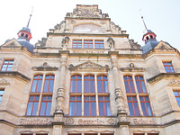 Blick auf den Mittelrisalit mit Ziergiebel und flankierenden Erkern. Vorzustand ohne Mosaik und Giebelbekrönung, 2014. / Gertrud-Luckner-Gewerbeschule in 79100 Freiburg im Breisgau, Wiehre (10.03.2014 - strebewerk. Riegler Läpple, Partnerschaft Diplom-Ingenieure)