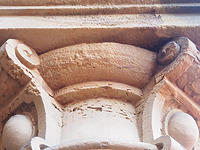 Deutlich erkennbare Spuren der Verwitterung an einem Kapitell aus Sandstein, Vorzustand 2014. / Gertrud-Luckner-Gewerbeschule in 79100 Freiburg im Breisgau, Wiehre (10.03.2014 - strebewerk. Riegler Läpple, Partnerschaft Diplom-Ingenieure)