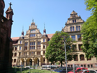 Ansicht Mittelrisalit (links) und Nordflügel Ostfassade (rechts) nach Abschluss der Sanierungsarbeiten, 2015. / Gertrud-Luckner-Gewerbeschule in 79100 Freiburg im Breisgau, Wiehre (30.06.2015 - Schädel, Stefan; strebewerk. Riegler Läpple Partnerschaft Diplom-Ingenieure)