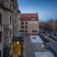 Blick vom Südflügel auf die Südfassade des Nordflügels und die Hoffläche nach Abschluss der Sanierungsarbeiten, 2015. / Gertrud-Luckner-Gewerbeschule in 79100 Freiburg im Breisgau, Wiehre (08.12.2015 - Schädel, Stefan; strebewerk. Riegler Läpple Partnerschaft Diplom-Ingenieure)