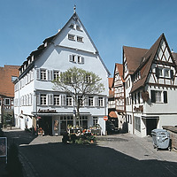 Kornsches Haus (ehem. Stadtschreiberei) in 71229 Leonberg (http://www.leonberg.de/B%C3%BCrger-Stadt/Unsere-Stadt/Sehenswertes-Leonberg/Geschichtliche-Rundg%C3%A4nge/index.php?La=1&NavID=2075.265&object=tx%7C2155.595.1&kat=&kuo=2&sub=0, letzter Zugriff 18.11.2014)