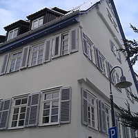 Kornsches Haus (ehem. Stadtschreiberei) in 71229 Leonberg (http://www.leonberg.de/B%C3%BCrger-Stadt/Unsere-Stadt/Sehenswertes-Leonberg/Geschichtliche-Rundg%C3%A4nge/index.php?La=1&NavID=2075.265&object=tx%7C2155.595.1&kat=&kuo=2&sub=0, letzter Zugriff 18.11.2014)