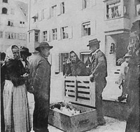 Das Bild zeigt einen Viehmarkt auf dem Friedrichsplatz um das Jahr 1895. Im Hintergrund erkennt man die Fassade des Gebäudes Hauptstraße 41 vor dessen grundlegenden Umbau im Jahr 1897. Rechts angeschnitten sieht man das Gebäude Friedrichsplatz 1, links die Fassade der Hauptstraße 32.  / Wohnhaus, Kameleck in 78628 Rottweil (06.11.2014 - http://rottweil.net/frame/Ansichten/Innenstadt/ObereHauptstrasse/Hauptstrasse_41/Um1895/frame.php)