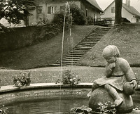 Wohnhaus in 78628 Rottweil (http://rottweil.net/frame/Ansichten/Innenstadt/Hochturmgasse/Hochturmgasse_12/Um1960/Hochturmgasse_12_Um_1960_02.jpg, letzter Zugriff 4.11.2014)