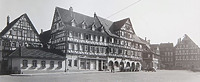 Das Gebäude des Café Weiler, mit einem niedrigeren Nachbargebäude links und dem Gebäude der Palm'schen Apotheke rechts. / Cafe Weiler (heute Backwelt Mack) in 73614 Schorndorf (http://www.zvw.de/inhalt.schorndorf-am-31-mai-schliesst-das-caf-weiler.c3eb358b-587a-4f1a-8ff1-d12320c75d68.html, letzter Zugriff 05.12.2014)